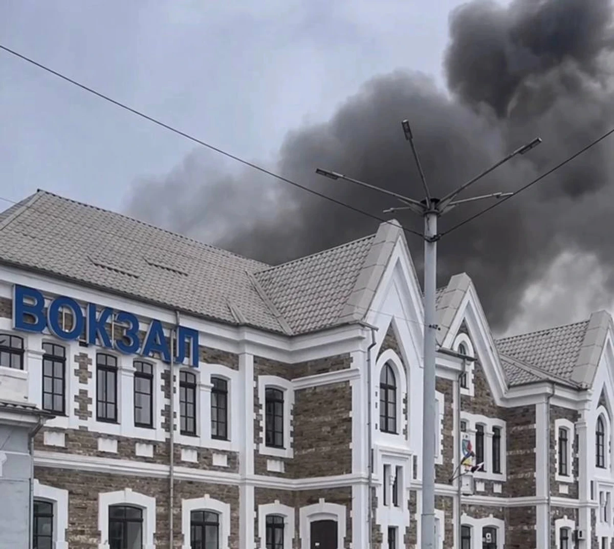 O momento do ataque russo perto da estação ferroviária de Kryvyi Rih.