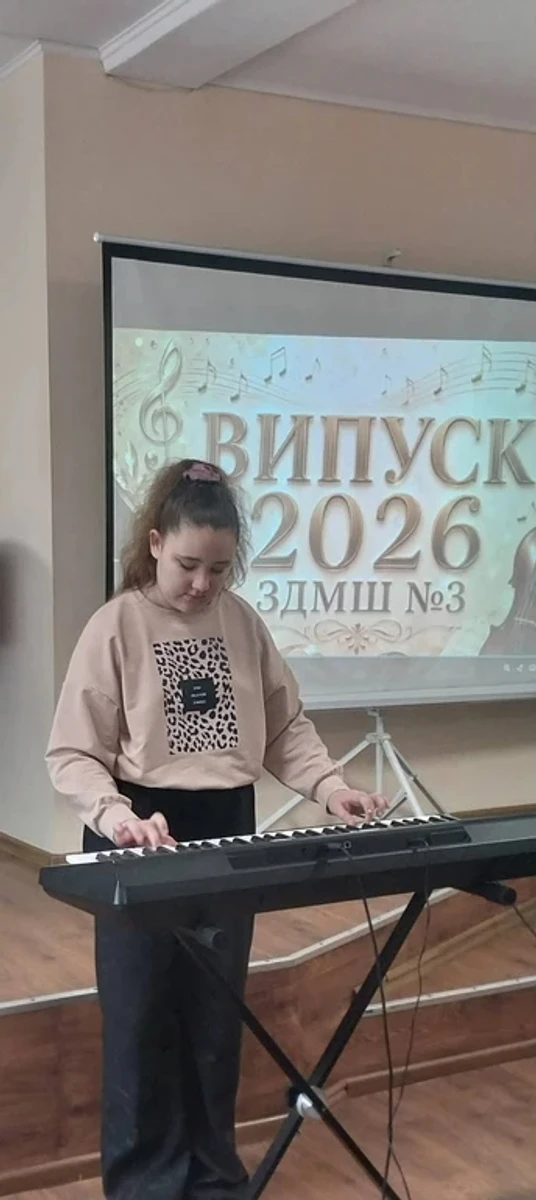 Mariia playing the synthesiser