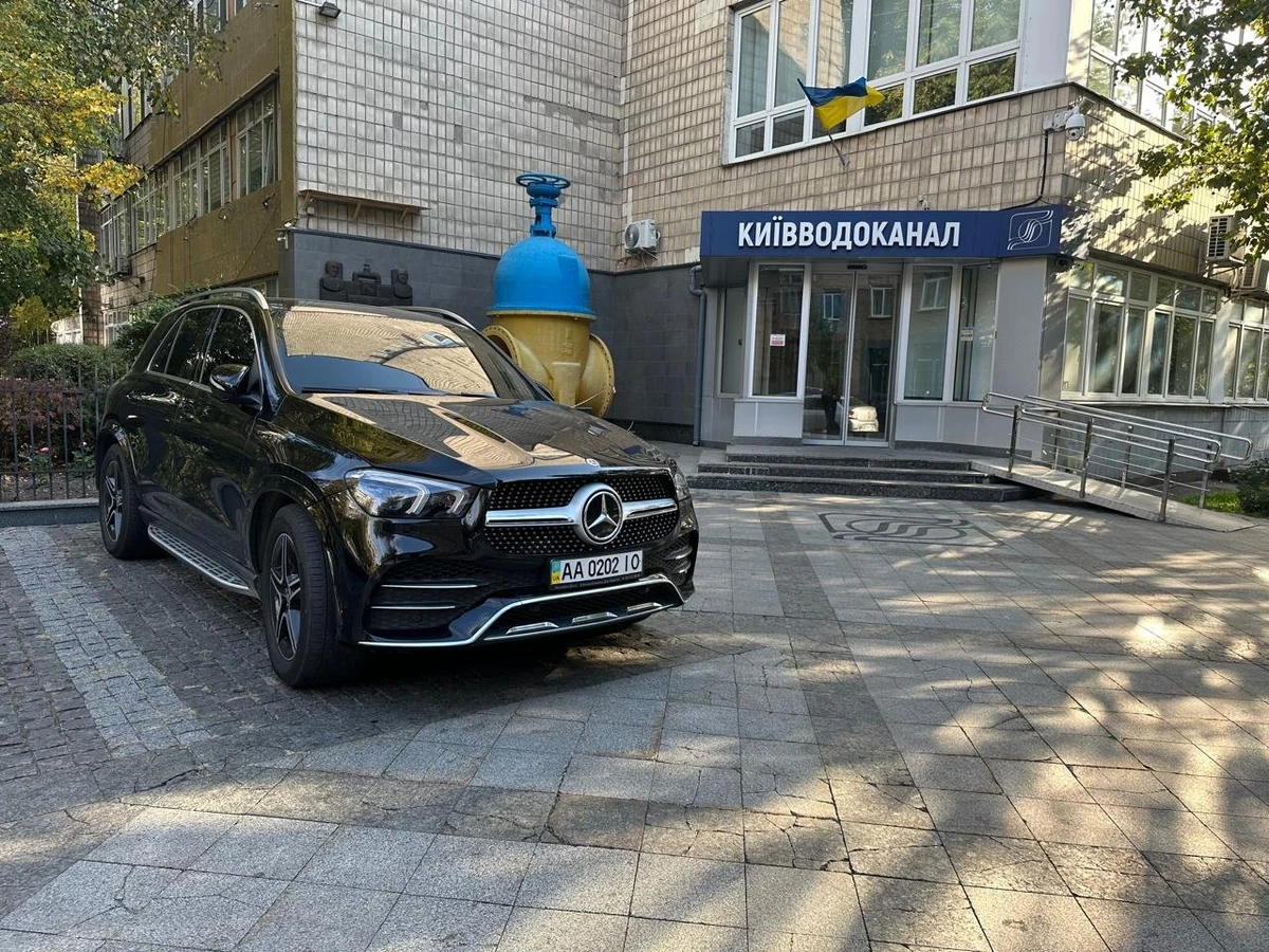 The car of a representative of the Kyiv City Military Administration parked outside the entrance to Kyivvodokanal.