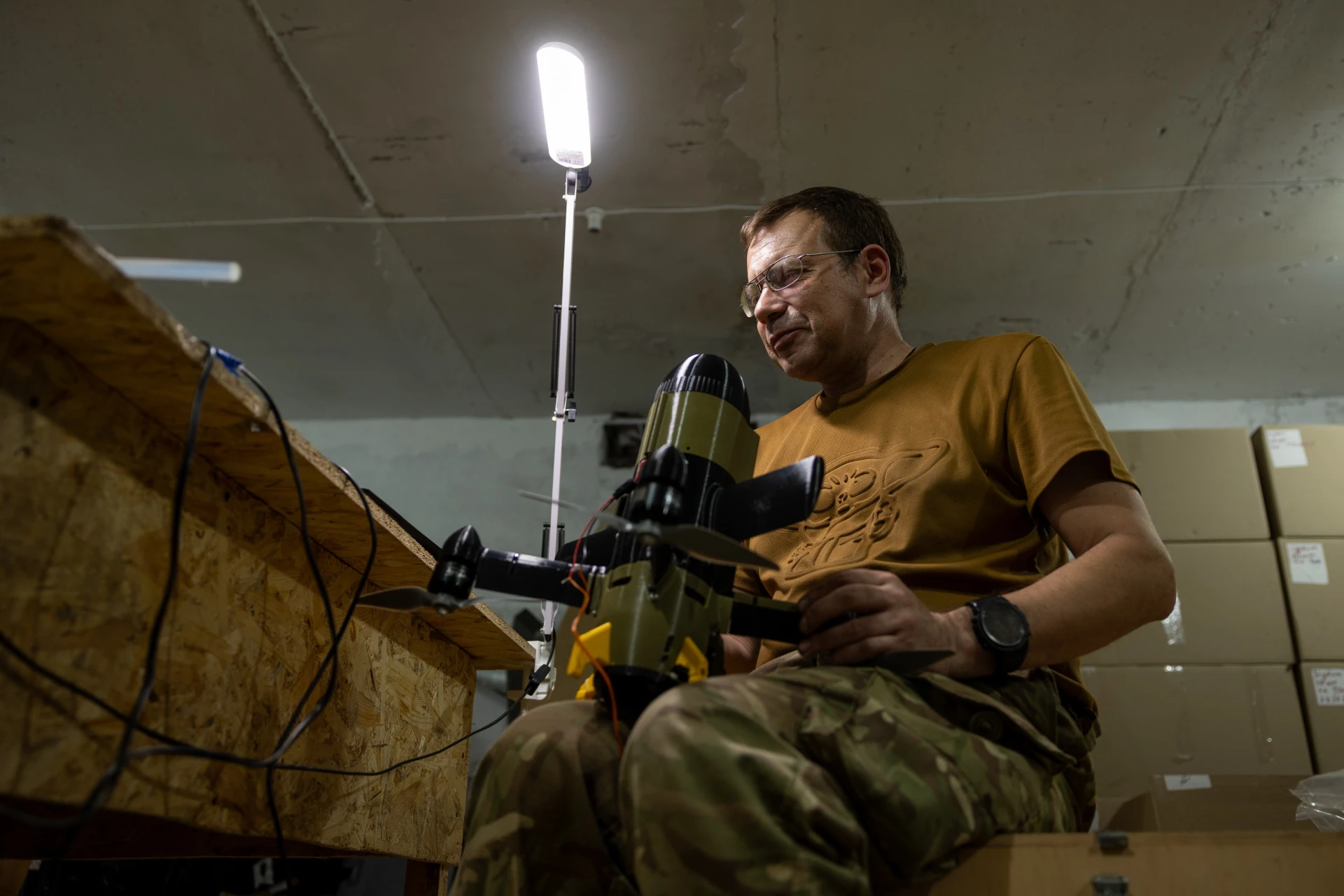 Бойцы батальона Signum в своей мастерской готовят к работе украинские дроны-перехватчики