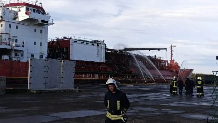 Спасатели ликвидируют пожар на танкере Orinda, произошедший из-за российской атаки на порт в Измаиле