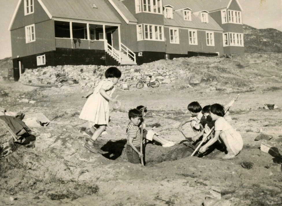 Инуиты возле гренландского детского дома