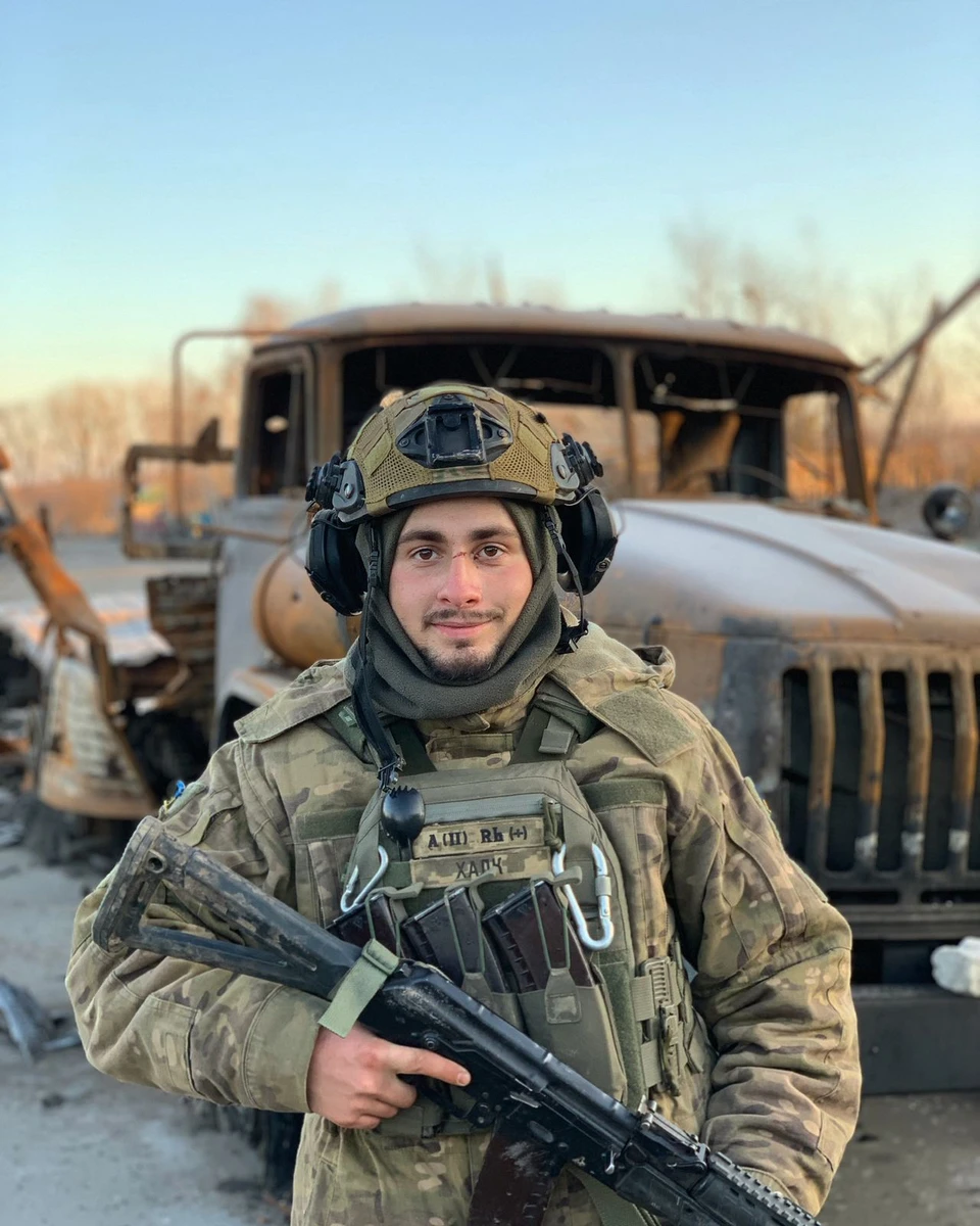 Владислав Данко: Я вперше побував на лівобережжі України вже під час повномасштабки. Про Кремінну чув від батька. Він працював поблизу міста наприкінці 1990-их – на початку 2000-их. Про Слов'янськ, Краматорськ і Авдіївку довідався з новин про АТО в 2014–2015 роках. Про існування Роботиного й Оріхова в Запорізькій області не знав узагалі