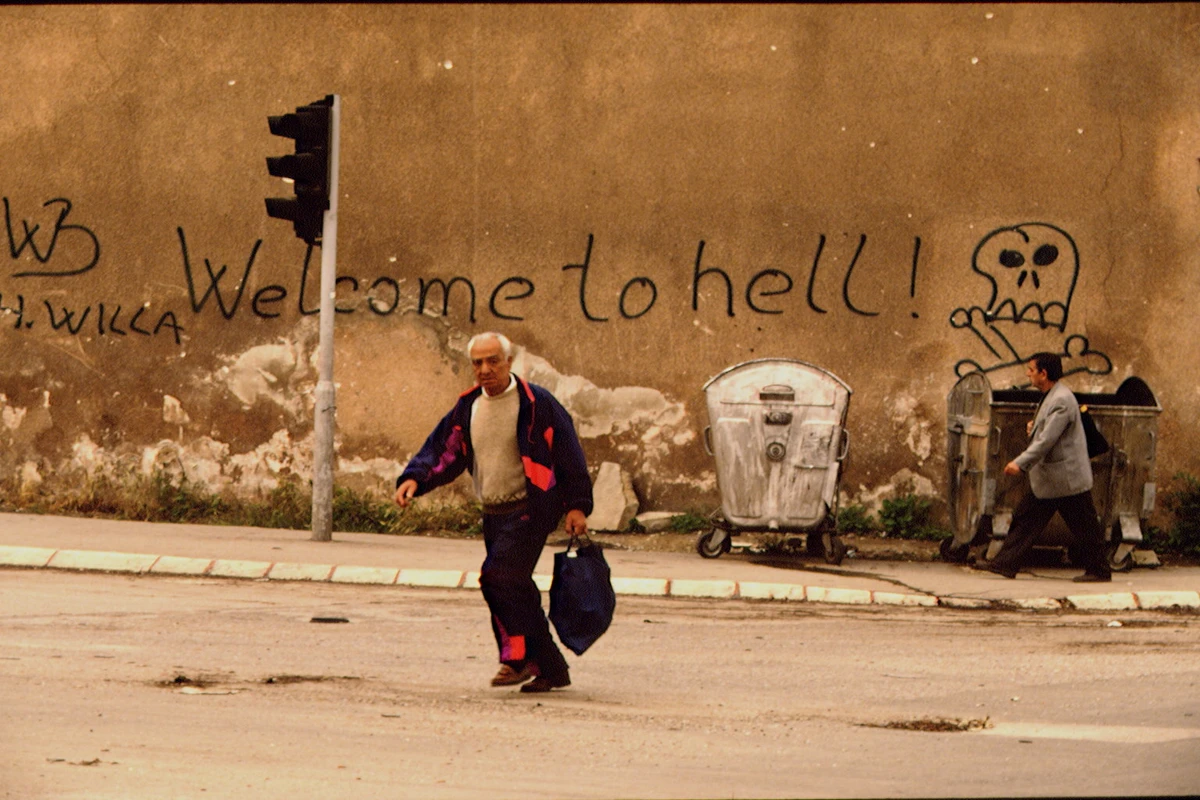 Повседневная жизнь в Сараево во время осады. Аллея снайперов, которая во время войны находилась под перекрестным огнем