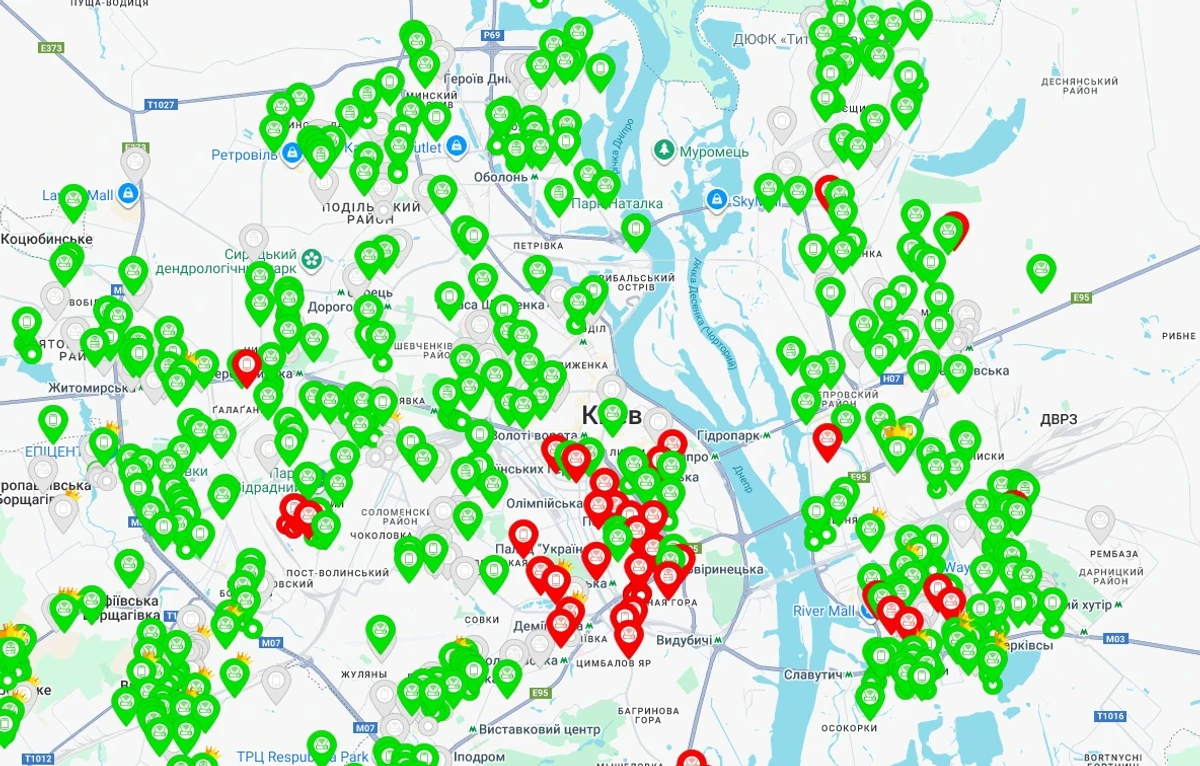 Green indicates areas where power is available, and red shows areas currently without electricity. Kyiv.