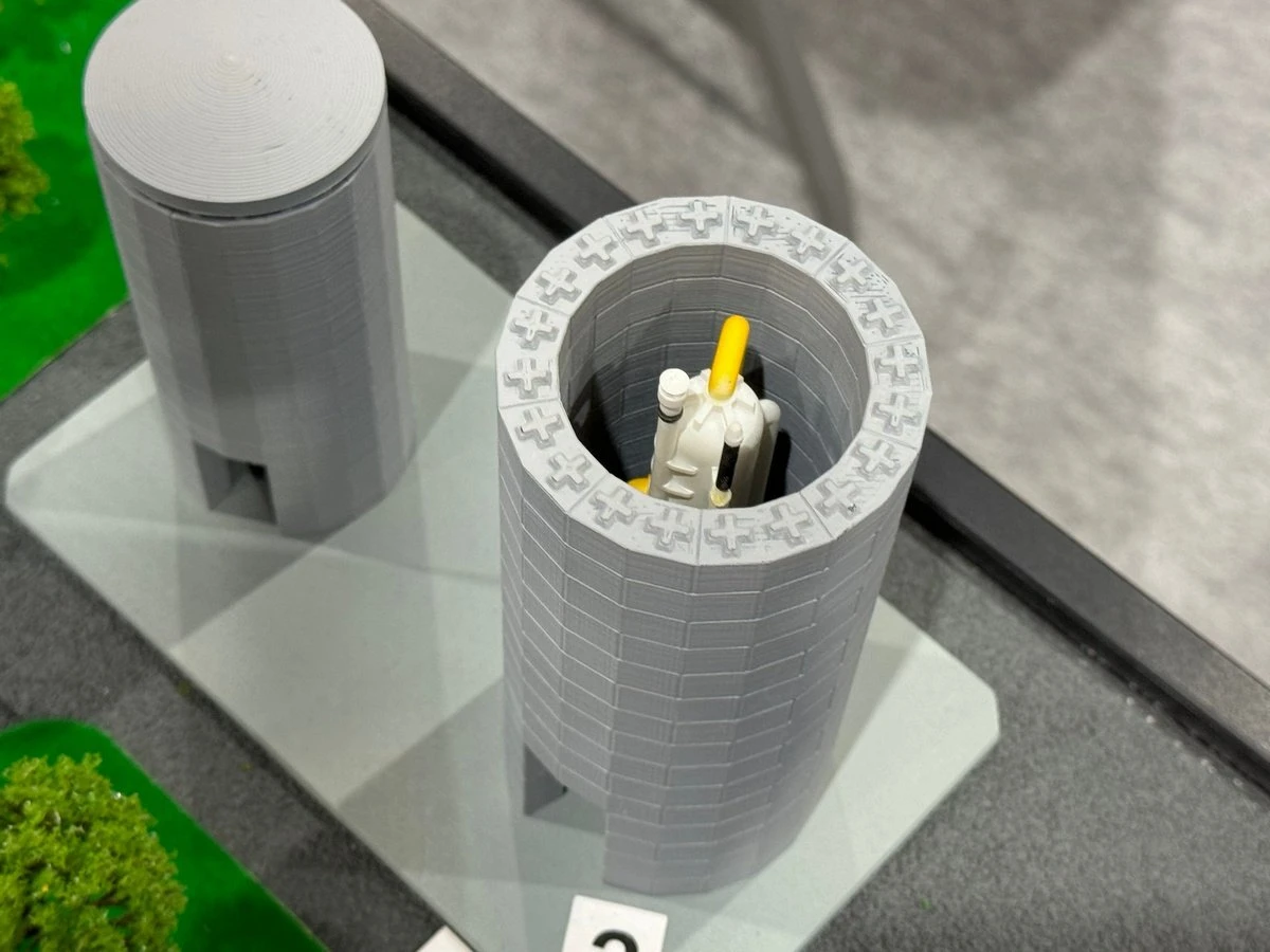 Model of a case-block shelter designed to protect rectification columns at energy facilities. The shelter’s cover can be removed for maintenance work. Photo: Oboronka