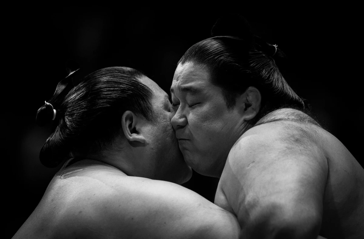 Поединки современных сумоистов напоминают легенду 2500-летней давности о том, как боги Такэмикадзути и Такэминаката сошлись в бою за право владеть Японскими островами.