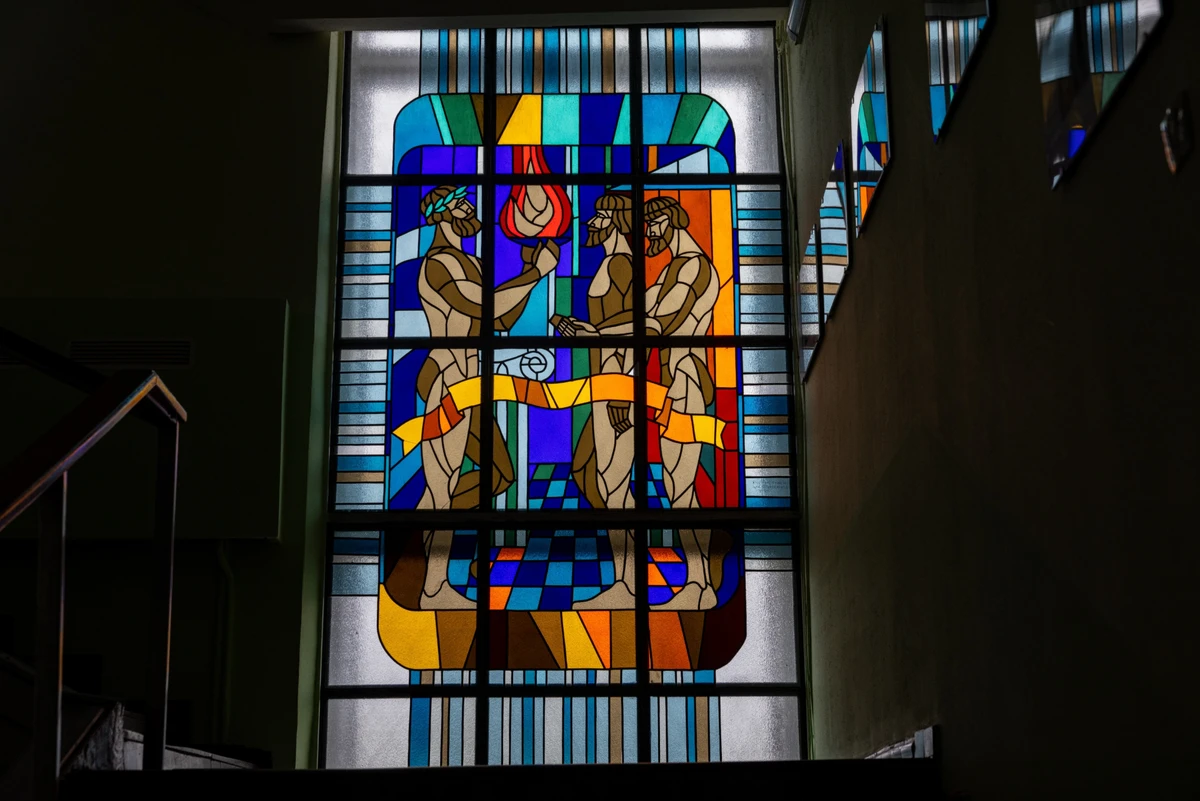 Вітраж із зображенням Прометея, що дарує вогонь людям, в одному з вікон центрального корпусу ЧАЕС