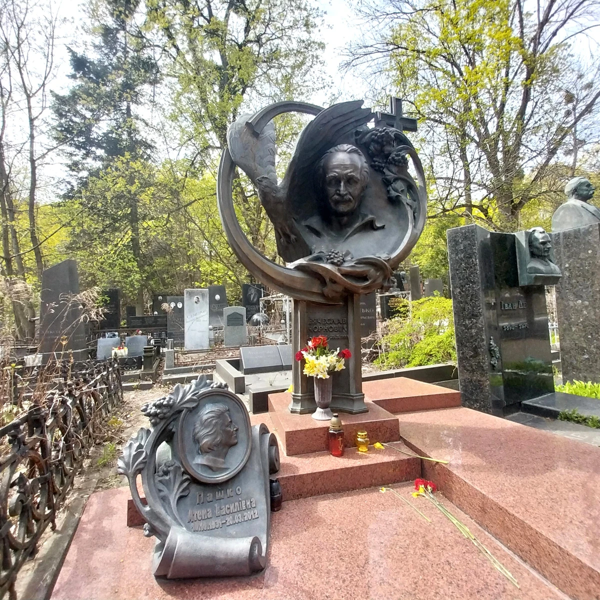 Могила общественного деятеля, политика Вячеслава Черновола