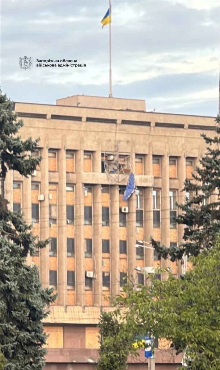 Поврежденный герб на здании облсовета. Фото из Telegram Михаила Семикина