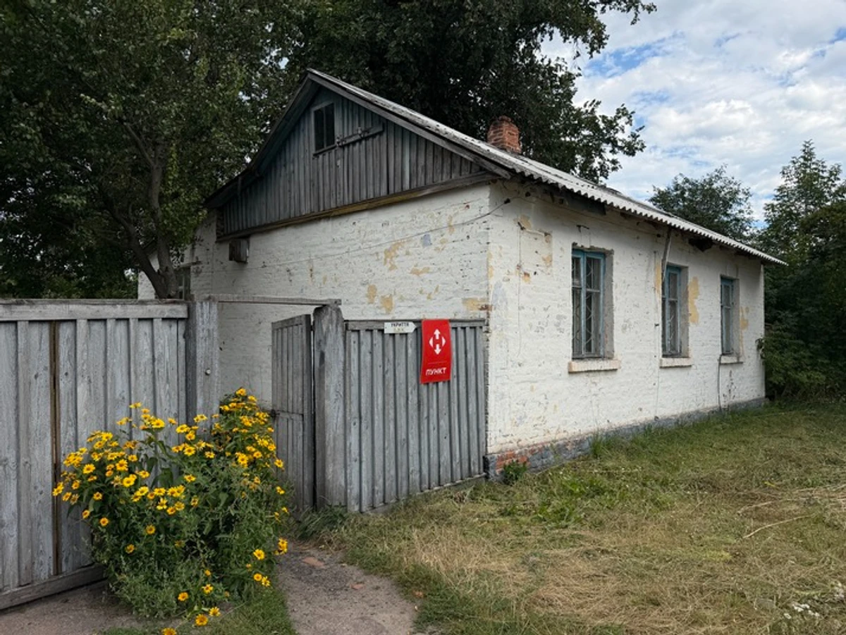 Відділення Нової пошти та укриття. Розташовані в центрі Добрянки