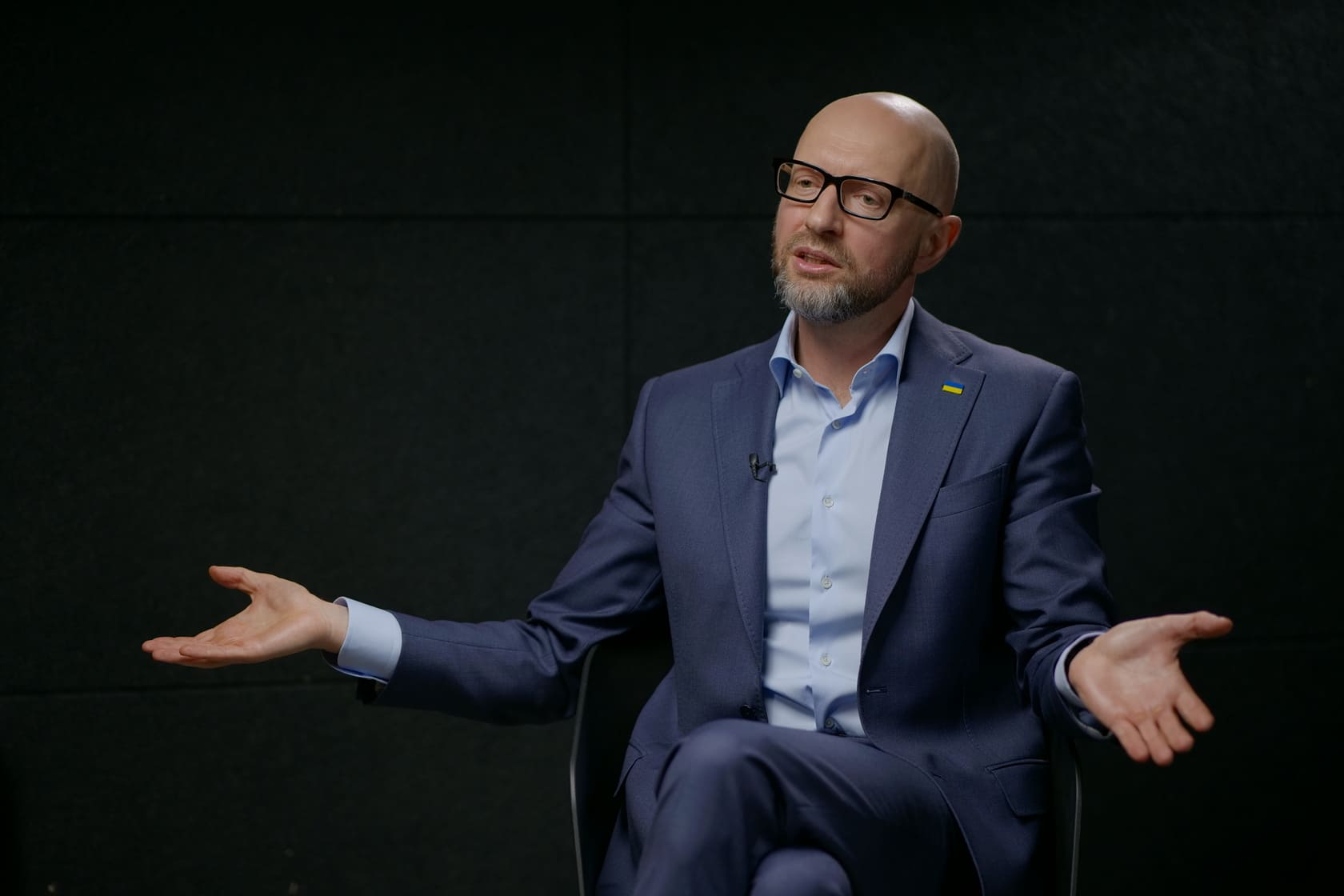Яценюк: Я передав до Севастополя 400 українських прапорів, щоб там був відчутний український, а не "русский" дух