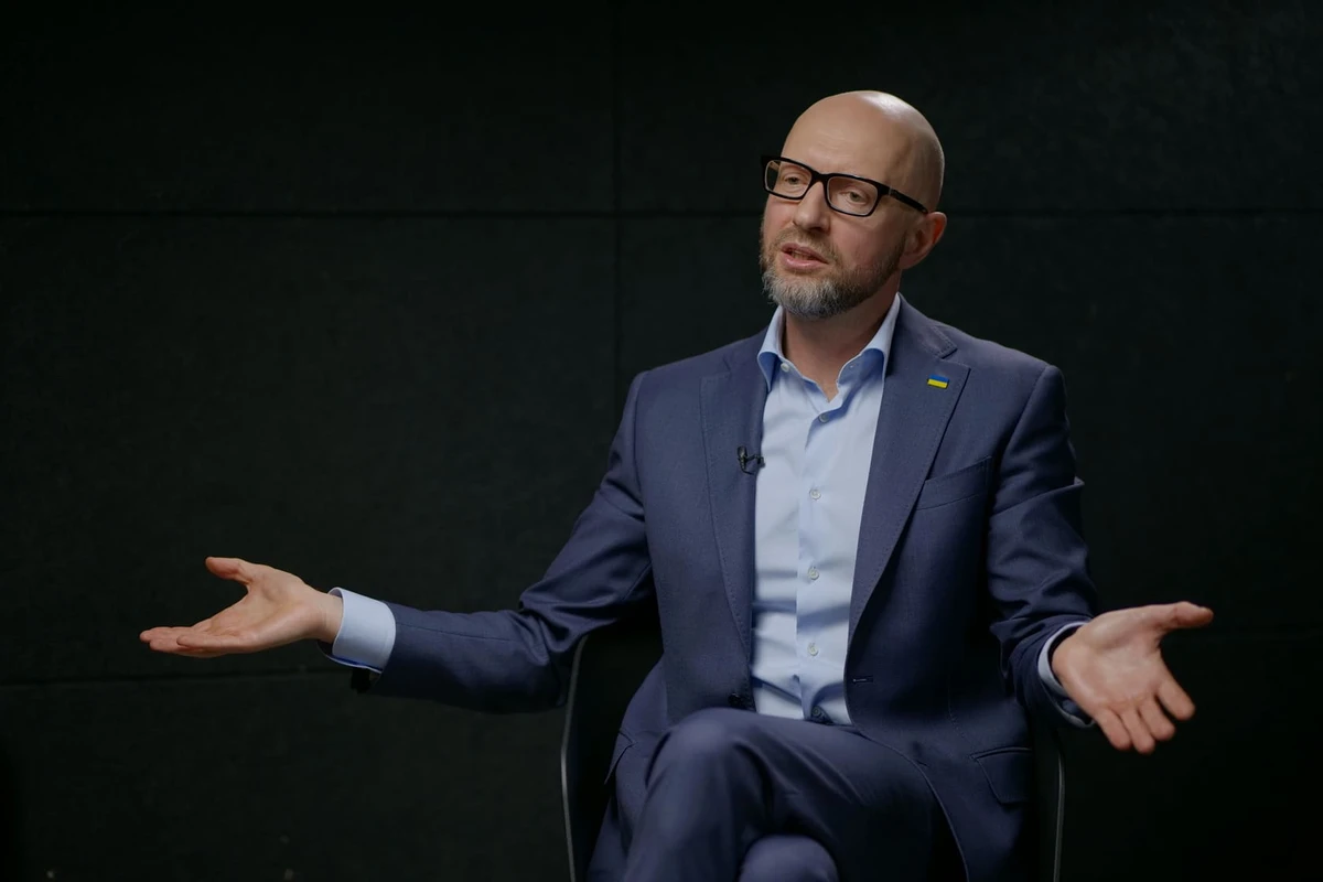 Яценюк: Я передав до Севастополя 400 українських прапорів, щоб там був відчутний український, а не русский дух