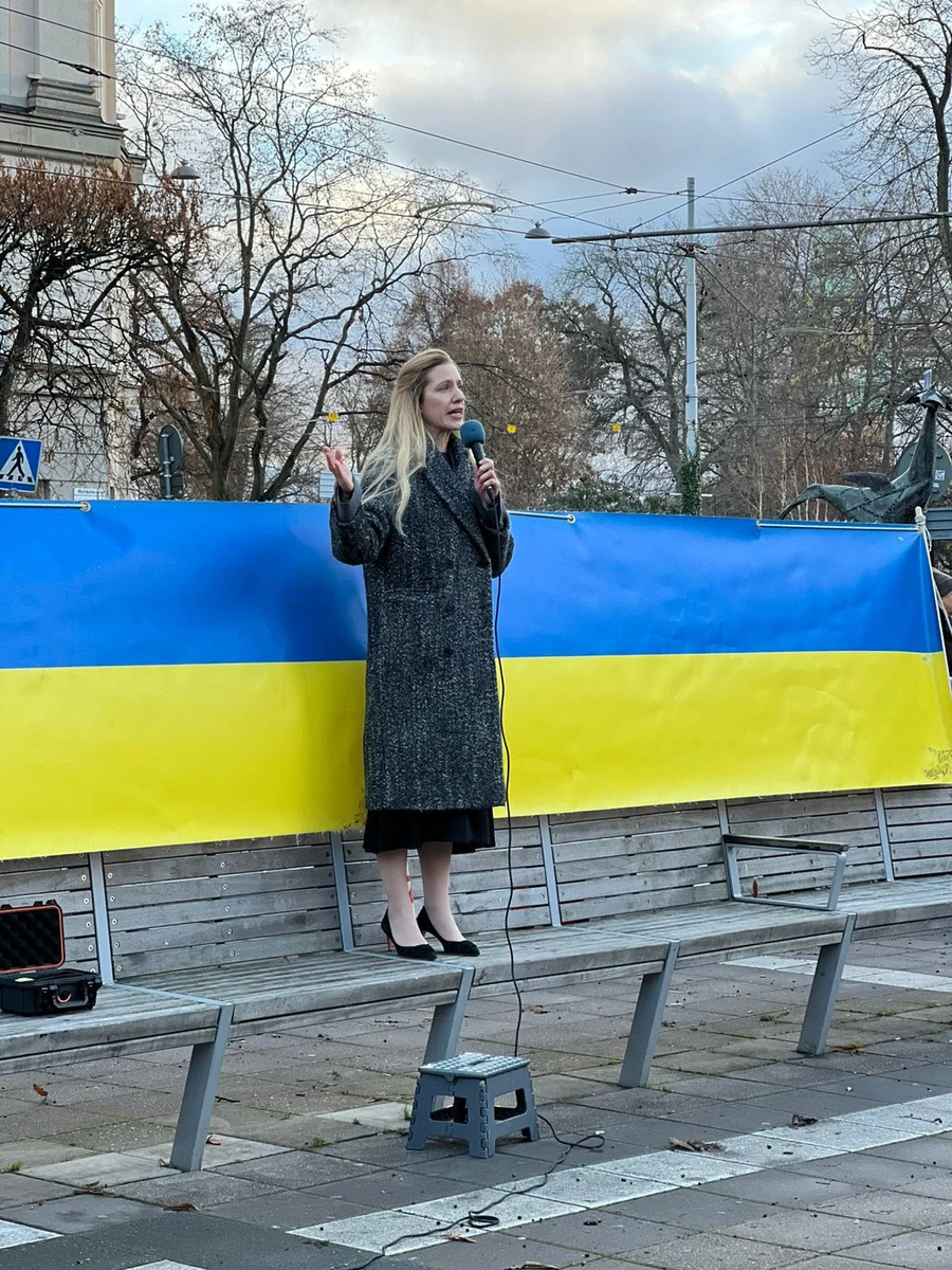 Светлана Залищук на Måndagsrörelsen — знаменитом Понедельничном движении в самом сердце Стокгольма