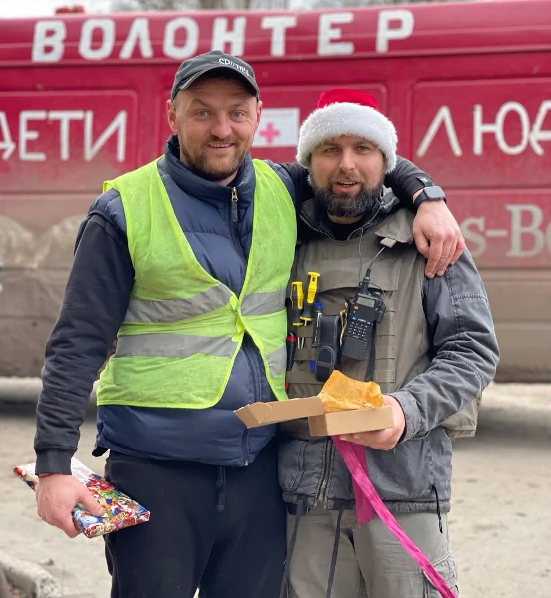 Михайло Пуришев на фоні свого волонтерського мікроавтобуса. Осінь 2024 року