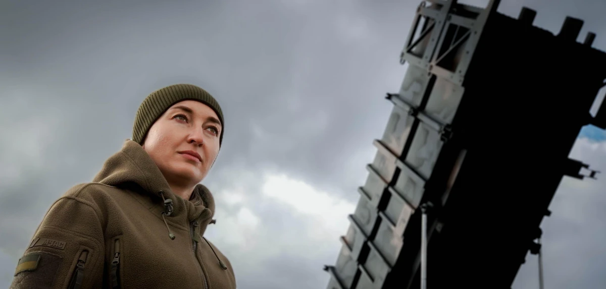 Виктория Кузьмина: На учениях за рубежом (на системах Patriot – УП) нас тогда было три женщины, в том числе моя подруга. Мы несколько месяцев впитывали все в себя. Изнутри все выглядело как игра. Мы постоянно писали конспекты, которые потом очень пригодились здесь, в Украине