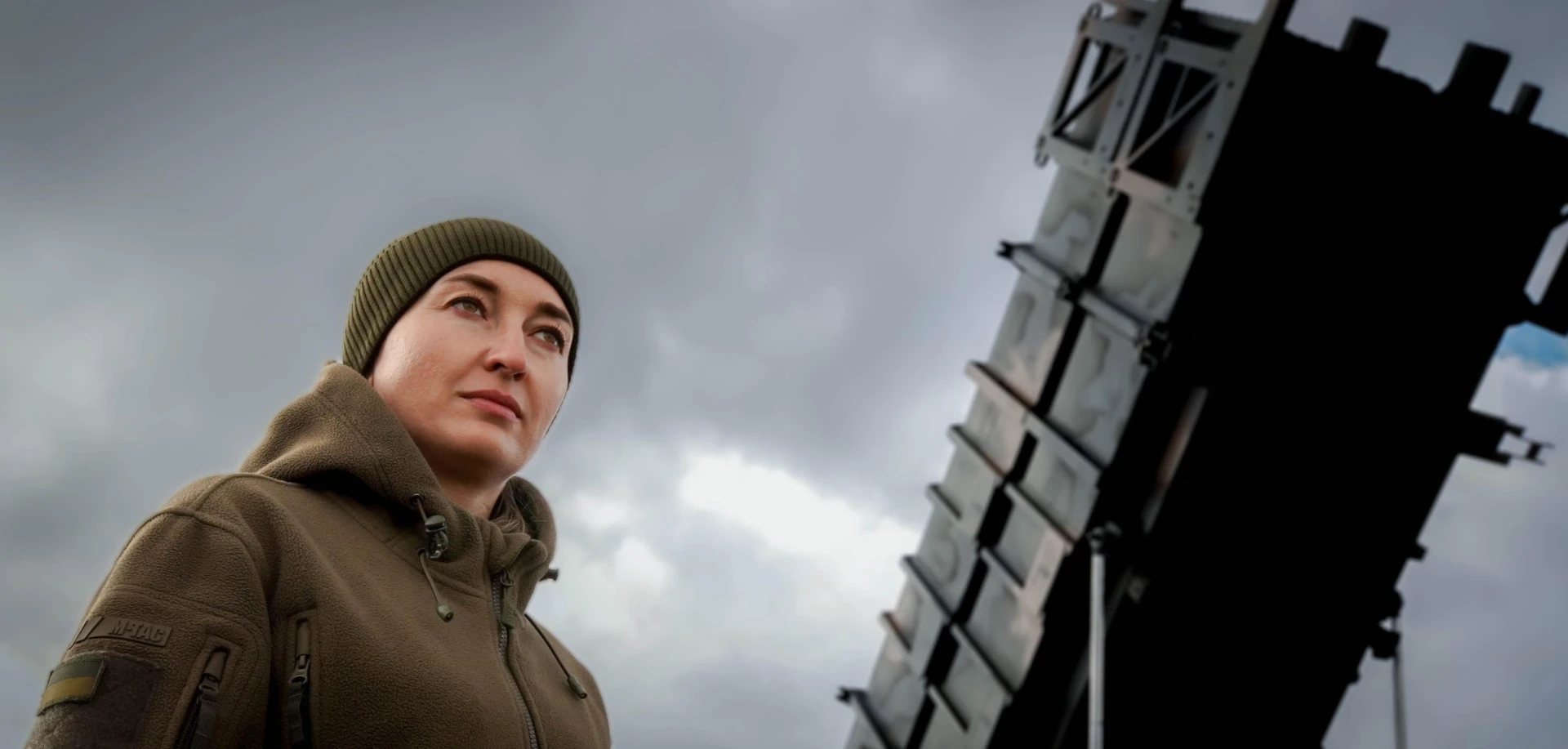 Вікторія Кузьміна: На навчаннях за кордоном (на системах Patriot – УП) нас тоді було три жінки, зокрема й моя подруга. Ми кілька місяців вбирали все у себе. Зсередини все виглядало як гра. Ми постійно записували конспекти, які потім були дуже корисними тут, в Україні