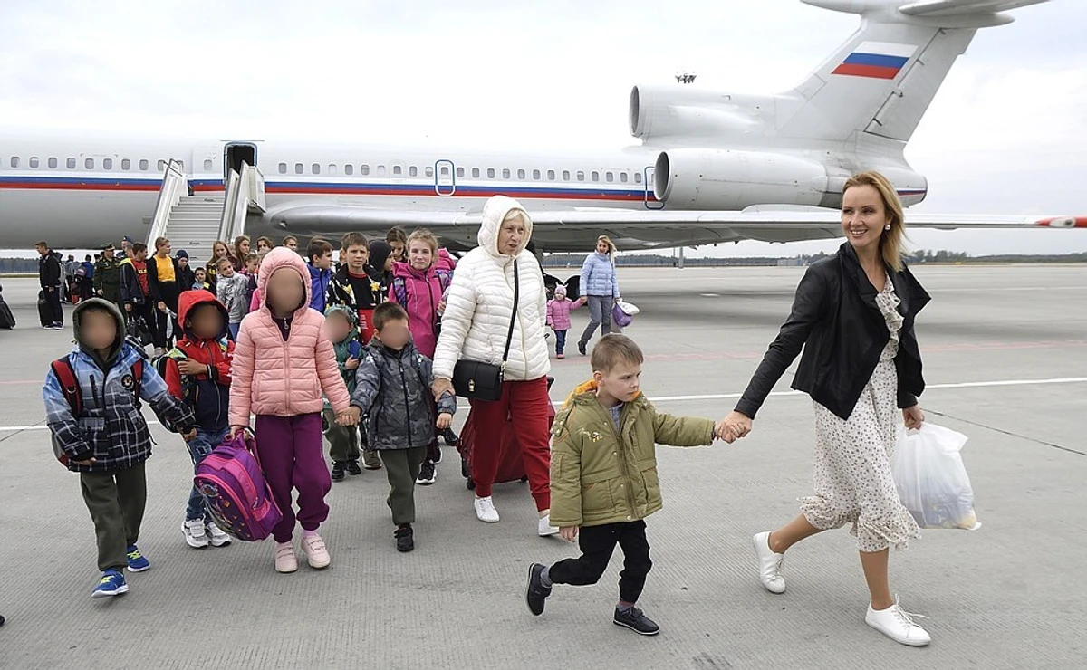 Виталик (первый слева) вместе с четырьмя воспитанниками Теремка, Ларисой Прилипко и Марией Лёв-Беловой, РФ, 2022 год