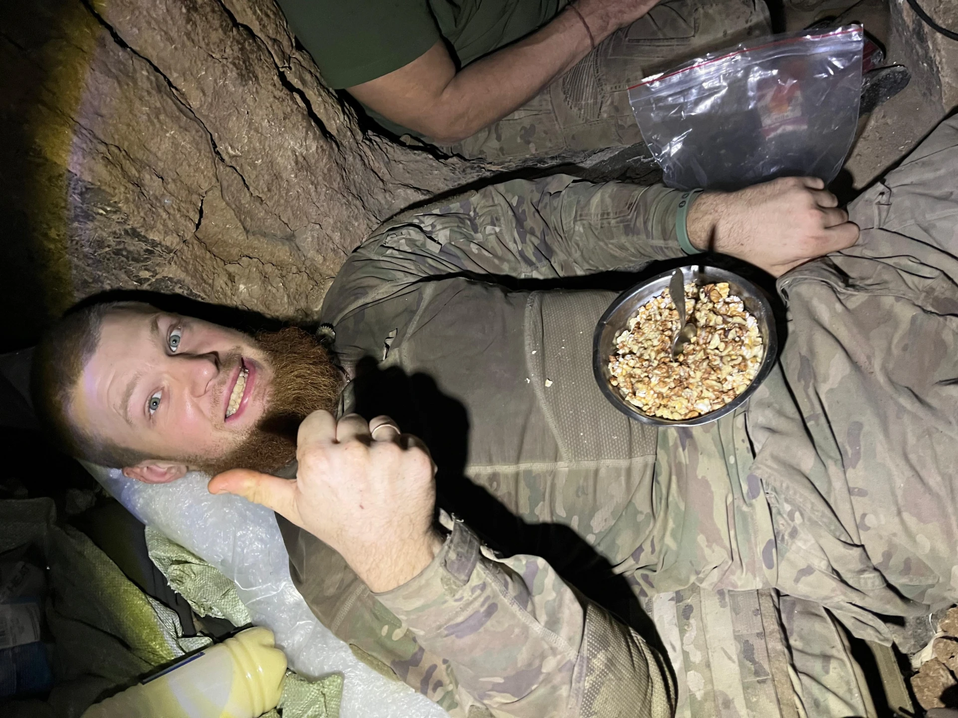 Вогонь: Впоследствии к нам пришли еще двое бойцов – Юра и Саня. Воевали уже впятером. Нас с двух сторон прикрывали дронами Свобода и К-2. Мы каждый день чпекали россиян дай Боже