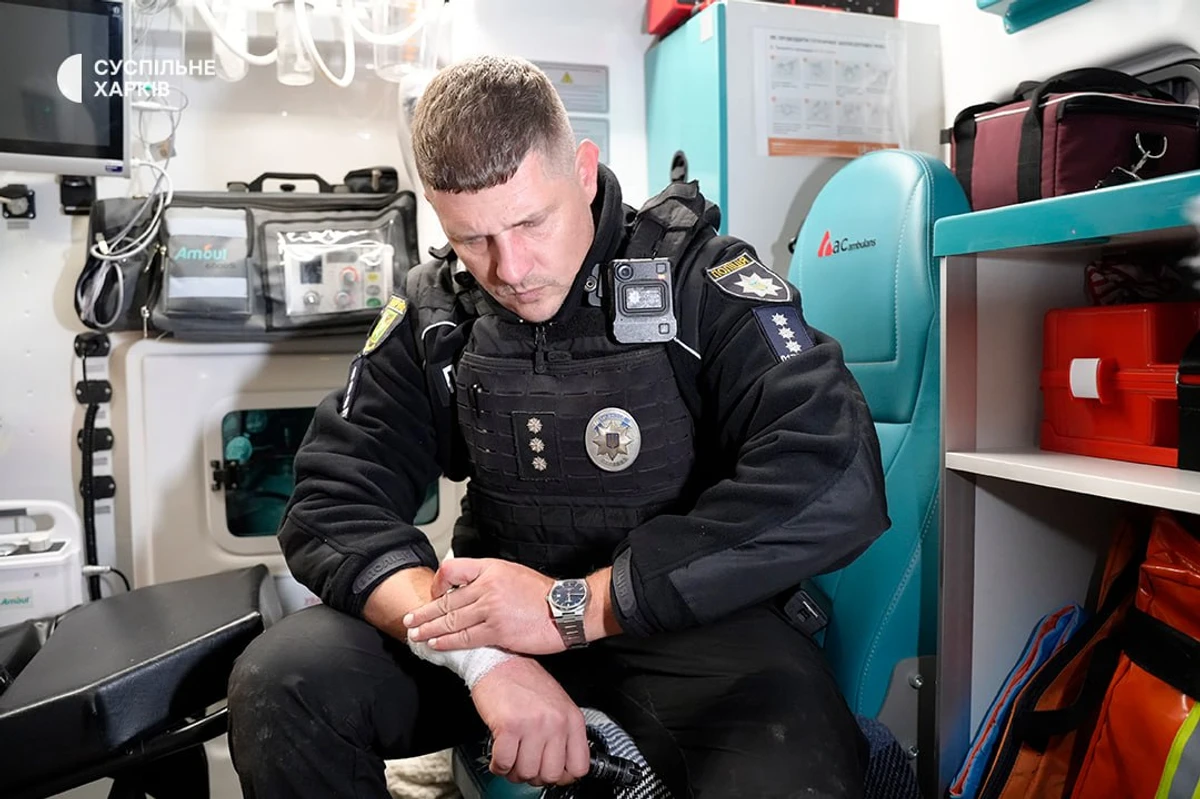 Um policial que ficou ferido