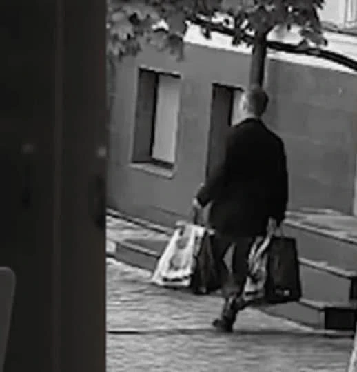 Игорь Фурсенко (Рёшик) несет сумки с деньгами. Фото – НАБУ