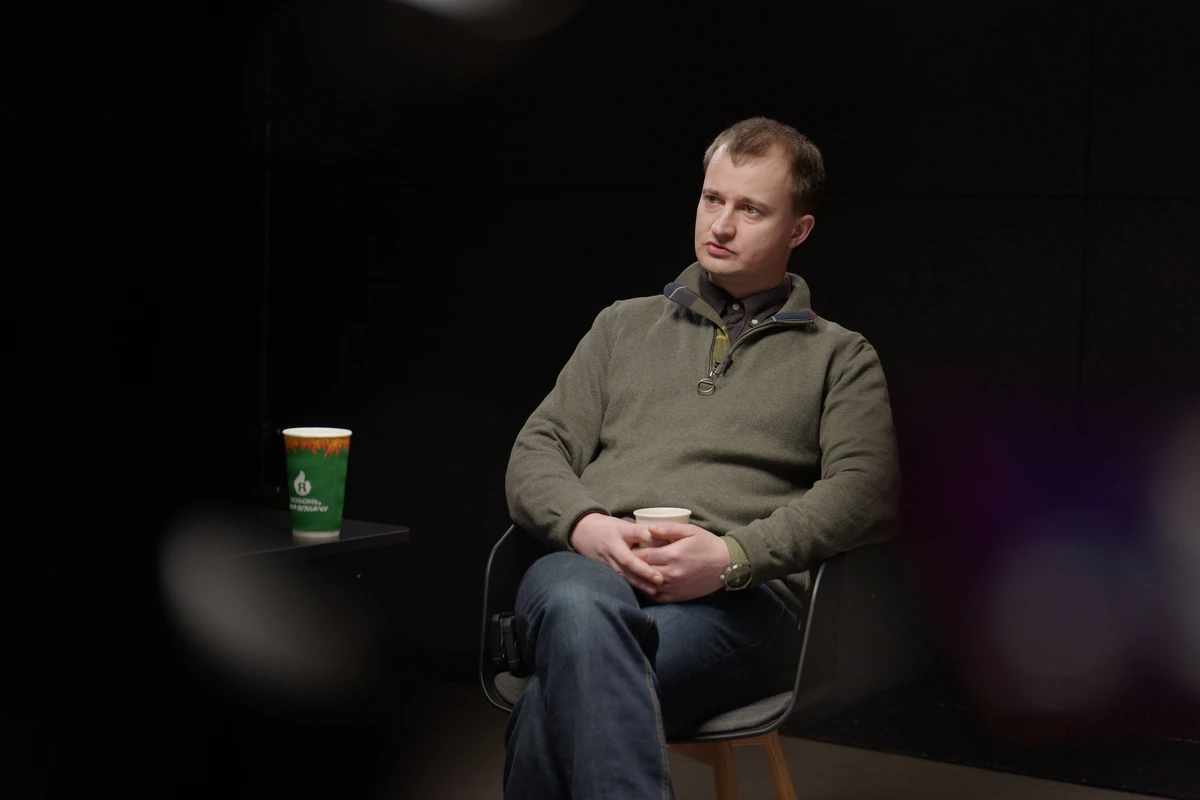 Тенденція така, що ми, навіть намагаючись наступати і контратакувати, все одно більше втрачаємо. Це означає, що Росія швидше і якісніше адаптується до тої війни