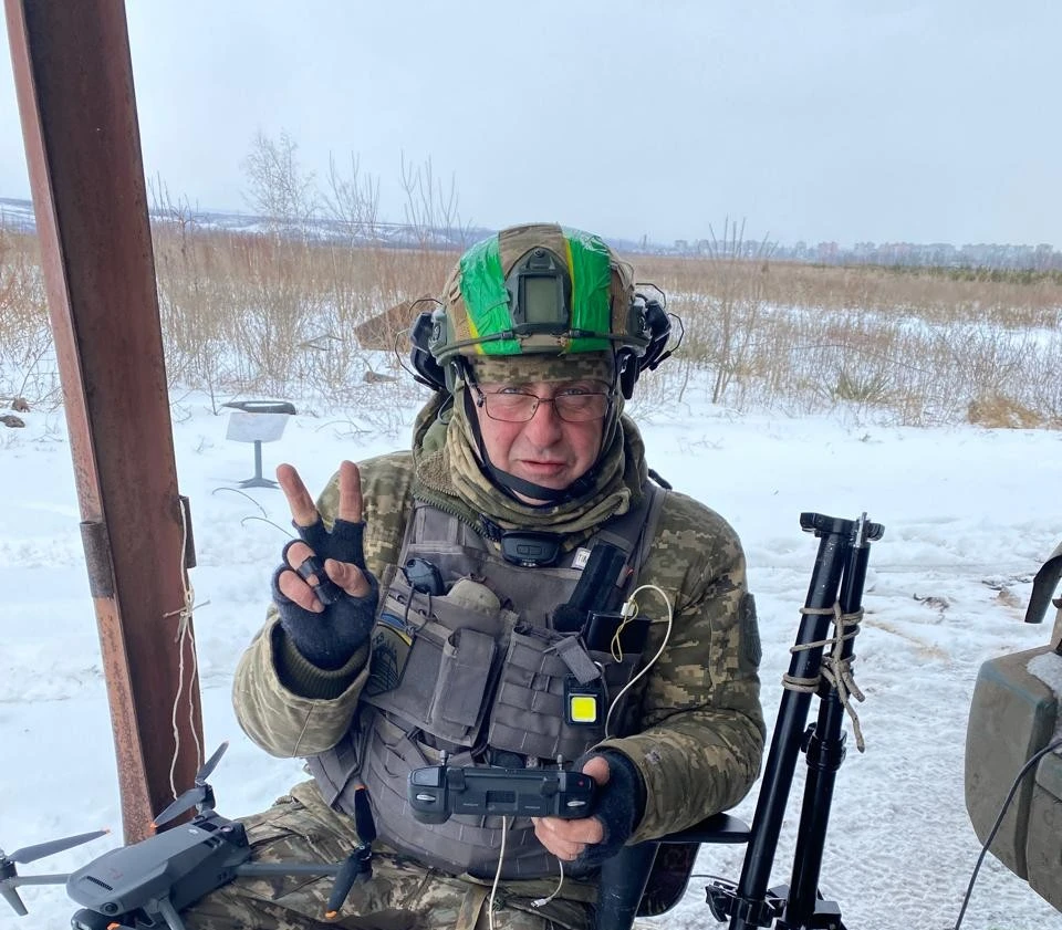 Ярослав Пілунський: Ця тягучка часу на війні некомфортна. Там все некомфортне. Там дуже важка праця, яку я порівнюю із шахтарською: постійно підкопуєш лаву і робиш все, щоб тебе не завалило. У війську щоденна, важка робота; 40% – просто забезпечення життєдіяльності, побуту; 40% – робота з документами, рапортами; і 20% – безпосередньо бойові