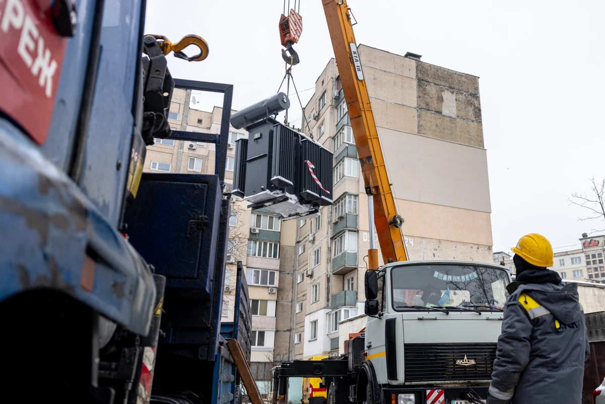 Энергетики готовятся установить новый трансформатор вместо сгоревшего