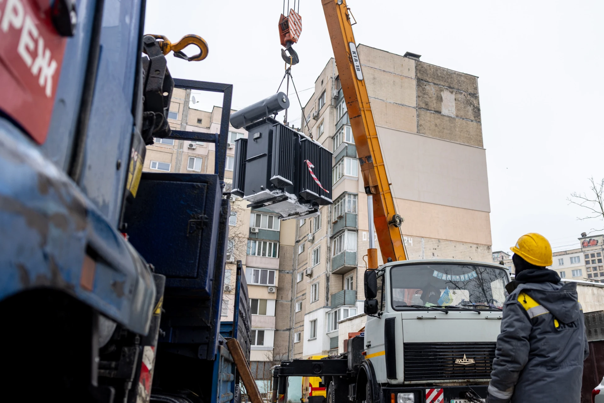 Енергетики готуються встановити новий трансформатор замість згорілого