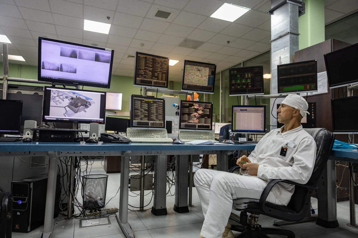 Щитова нового безпечного конфайменту, з якої стежать за ситуацією всередині арки