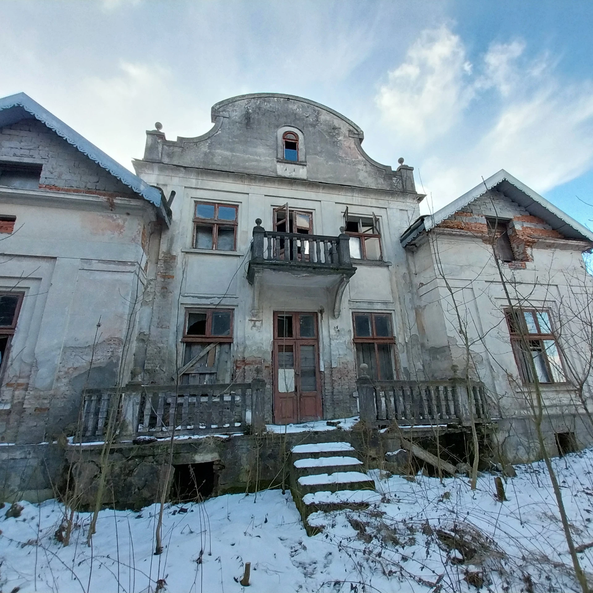 Дом адвоката Сьокала. В 1940-х здесь находились райотдел НКВД и погреб-пыточная. Затем кожвендиспансер. Во времена независимости Украины – военный комиссариат