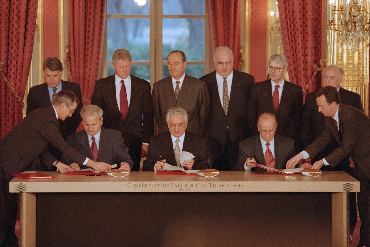 Подписание Дейтонских соглашений в Елисейском дворце в Париже 14 декабря 1995 года