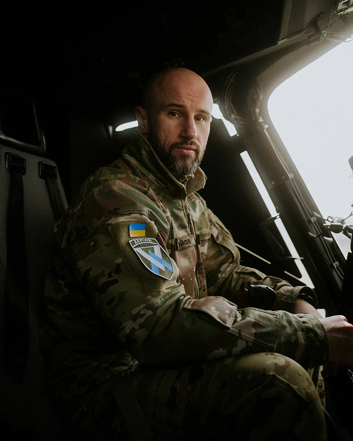 Євген Соловйов: Принцип льотного навчання – від простого до складного. У мене в житті так воно і було. Випустився, пів року політав, далі – Африка. Перші військові конфлікти, перші пробоїни у вертольоті, вперше переживаєш, щоб повернутися живим із завдання. Потім 2014 рік – антитерористична операція. Потім повномасштабне вторгнення. І це просто для мене найвищий хард левел
