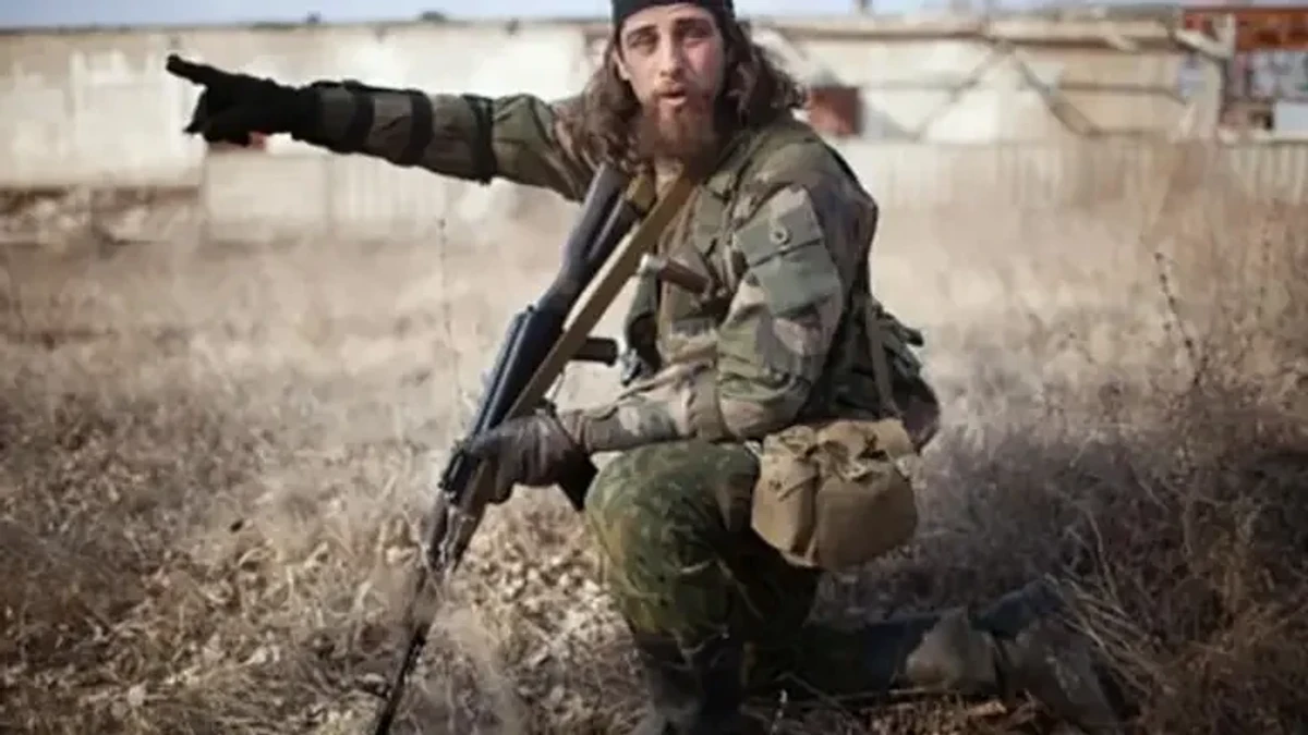 Бразилець Лусваргі навчався в російському Курську. Працював деякий час у військовій поліції Бразилії. Став членом терористичної організації ФАРК. Понад місяць у 2014-му році провів у тюрмі за звинуваченням в організації теракту. Після того, як його виправдав суд, вирушив воювати на Донбас проти України