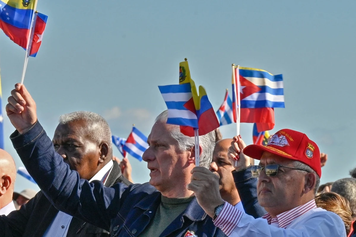 Cuban President Miguel Díaz-Canel (centre) vows to defend the island from the United States to the last drop of blood