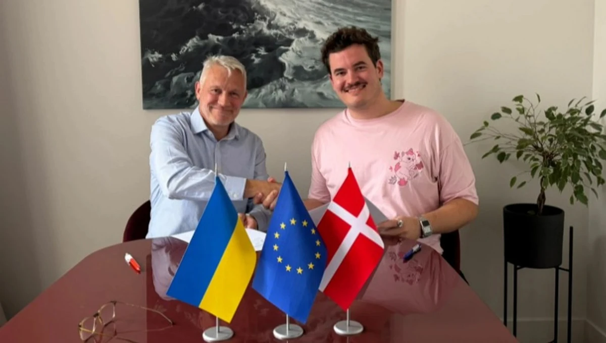 Signing of the agreement: Jesper Stahl Hein, executive from GomSpace, and Himera co-founder Misha Rudominski