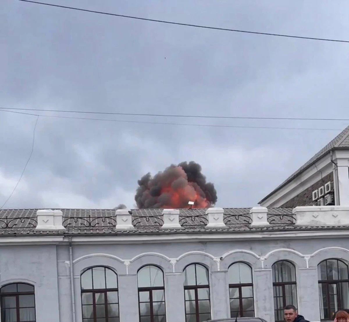 O momento do ataque russo perto da estação ferroviária de Kryvyi Rih.