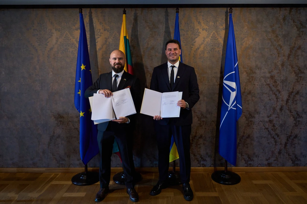 Martynas Andriejavas, CEO of Pekkla (left), and Illia Kabachynskyi, Director of International Development at December1 (right)