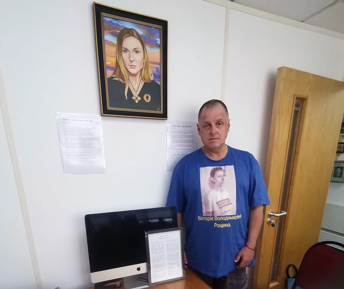 Пол Джеймс, волонтер из Уэльса, в украинском хабе в Кардиффе