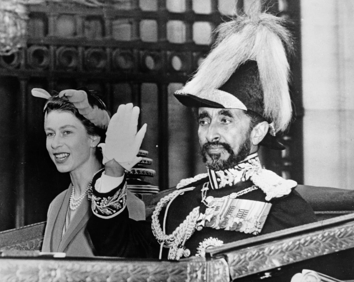 Королева Елизавета II с эфиопским императором Хайле Селассие I, 15 октября 1954 года