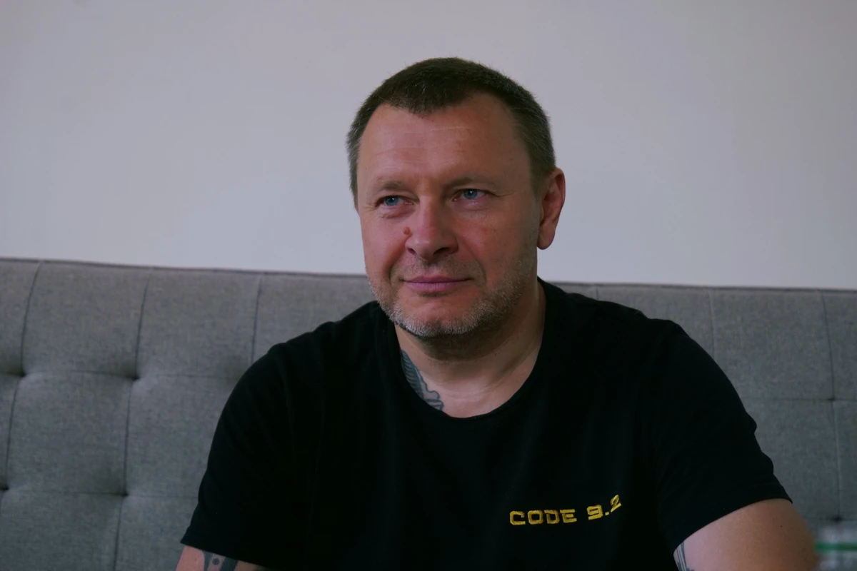 Флинт приходит на встречу в футболке с логотипом своего полка