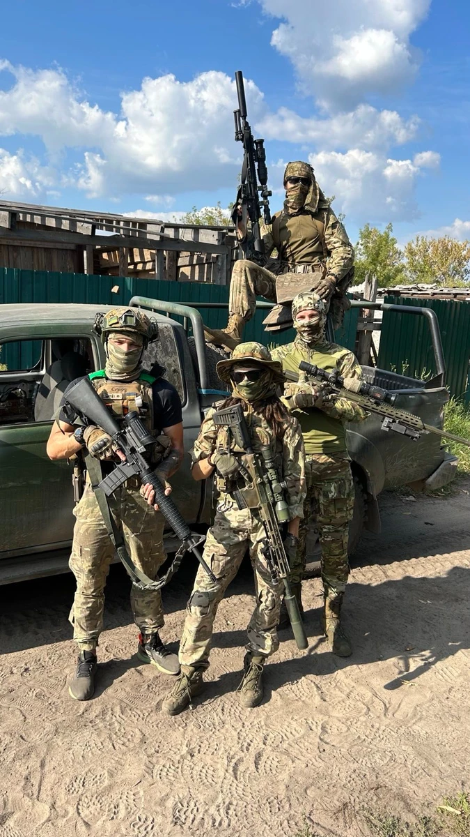 Санта зі своєю снайперською командою Surma