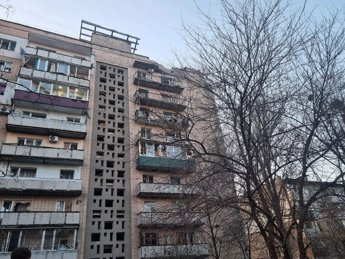 Um bloco de apartamentos danificado no ataque de drones russos.