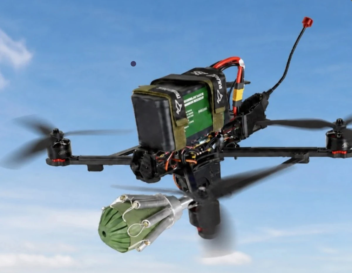 Um drone equipado com um lançador de rede