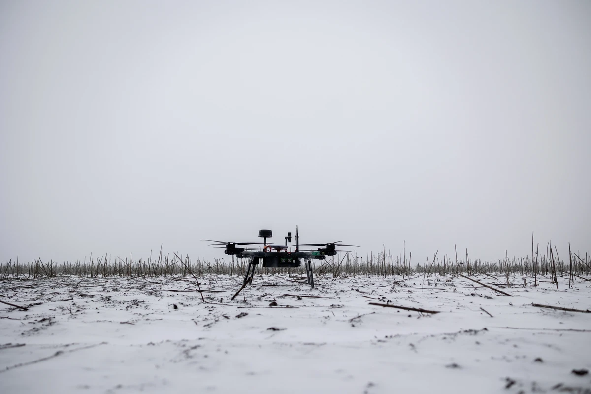 Приземлення бомбера Хеві шот після скидання посилок на позиції піхоти 152-ої окремої єгерської бригади