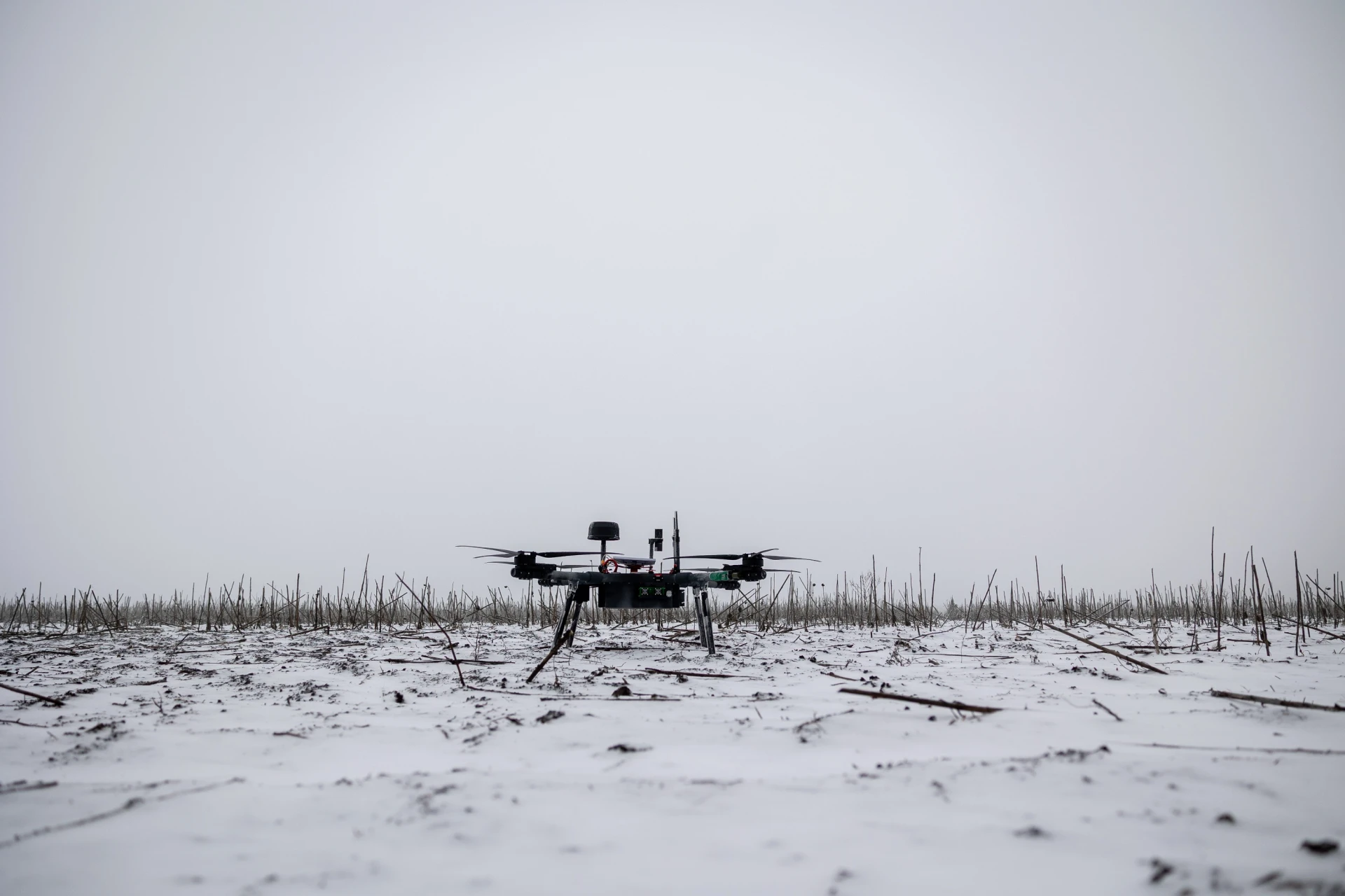 Приземление бомбера Хэви шот после сброса посылок на позиции пехоты 152-ой отдельной егерской бригады