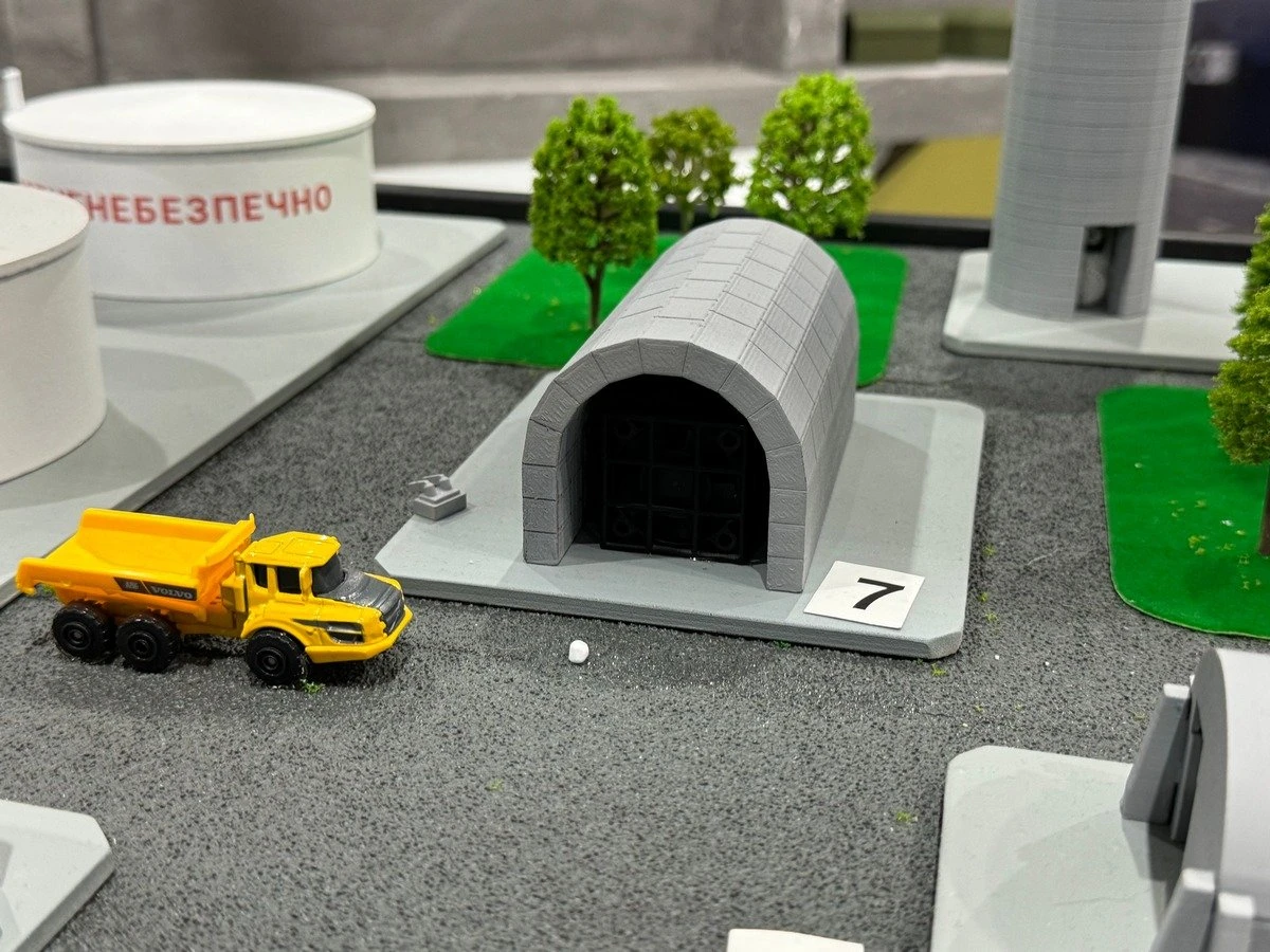 Model of the arched shelter made of key blocks for protecting small compressor stations. Photo: Oboronka