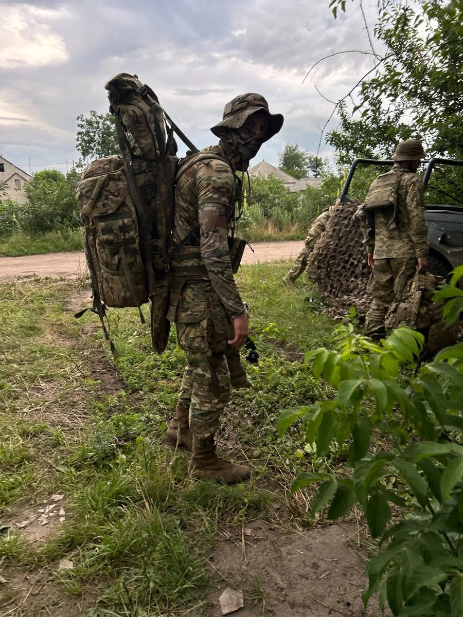 Санта: Всі військові рано чи пізно потрапляють в такі ситуації, де снаряд прилітає прямо до них у гості. Себе я вважаю везучим. Мені двічі прилітало в бронік, і все окей