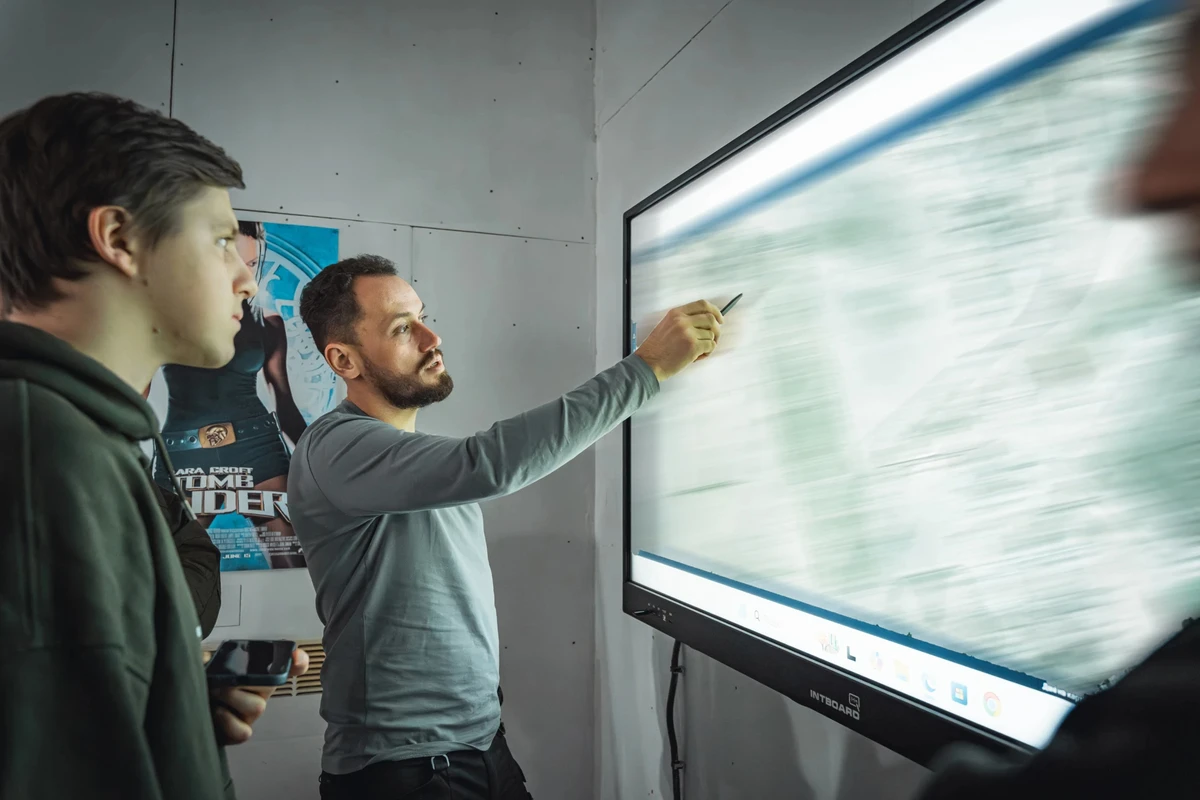 Asan Charukhov explains which route the evacuation robot will take