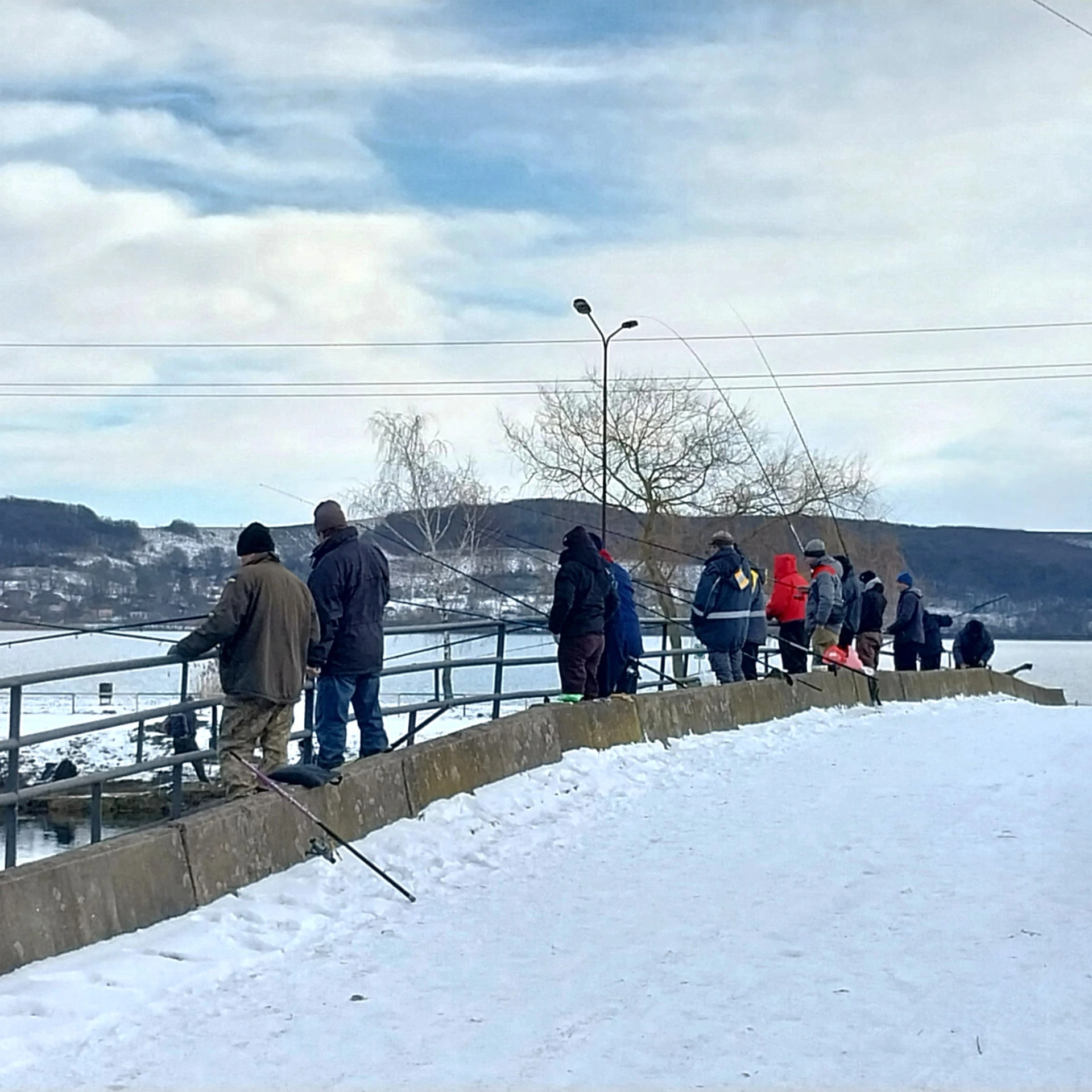 Купаться в этих водах не рекомендуют, но рыбу ловить можно